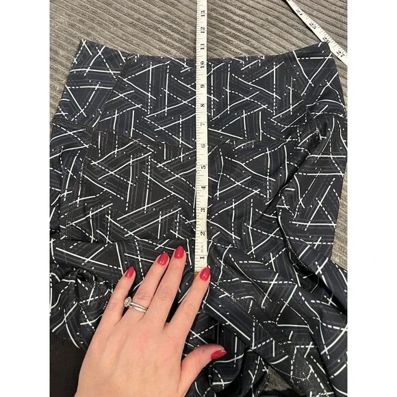 LL Bean Women’s XSmall Capri Leggings Geo Print Yoga EUC - Picture 5 of 7